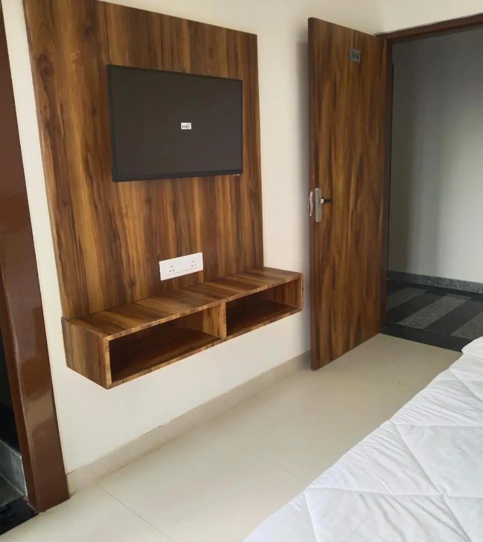 Avenaa Hotel Lemon Leaf With Rooftop Pool Udaipur