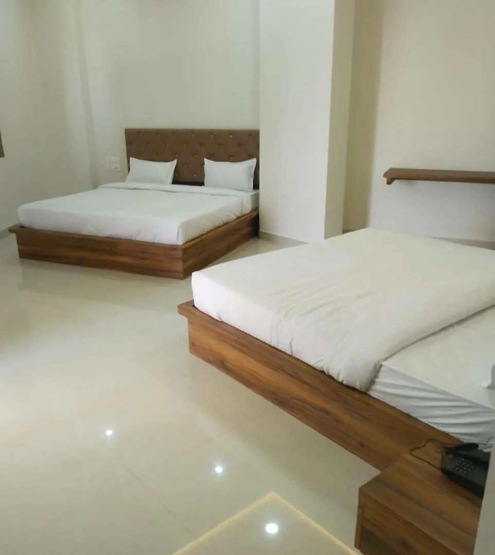 Avenaa Hotel Lemon Leaf With Rooftop Pool Udaipur